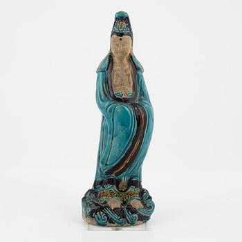 An earthenware Guanyin figurine, Qing dynasty, 19th century.