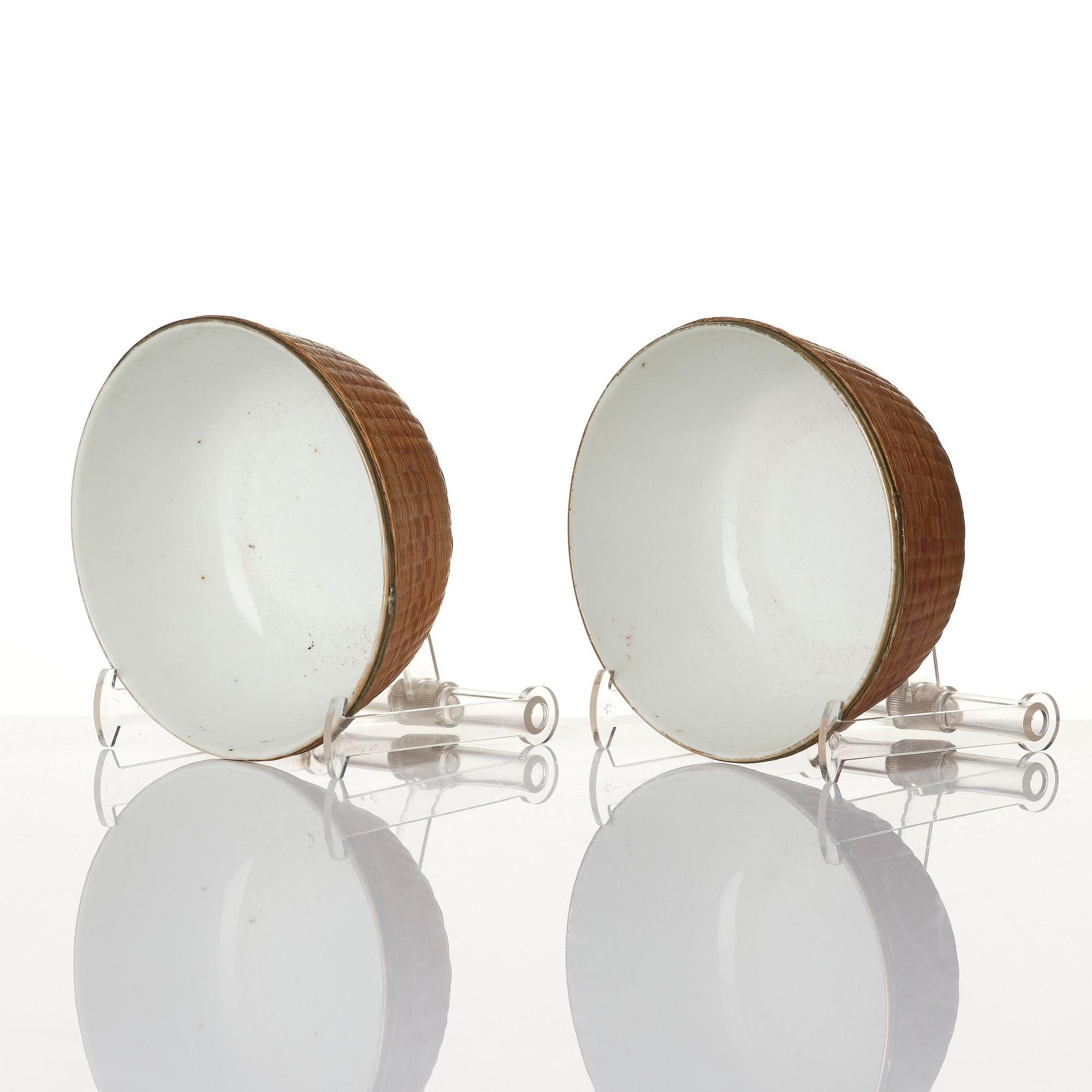 Skålar, 11 stycken porslin och korgflätning, omkring 1900.