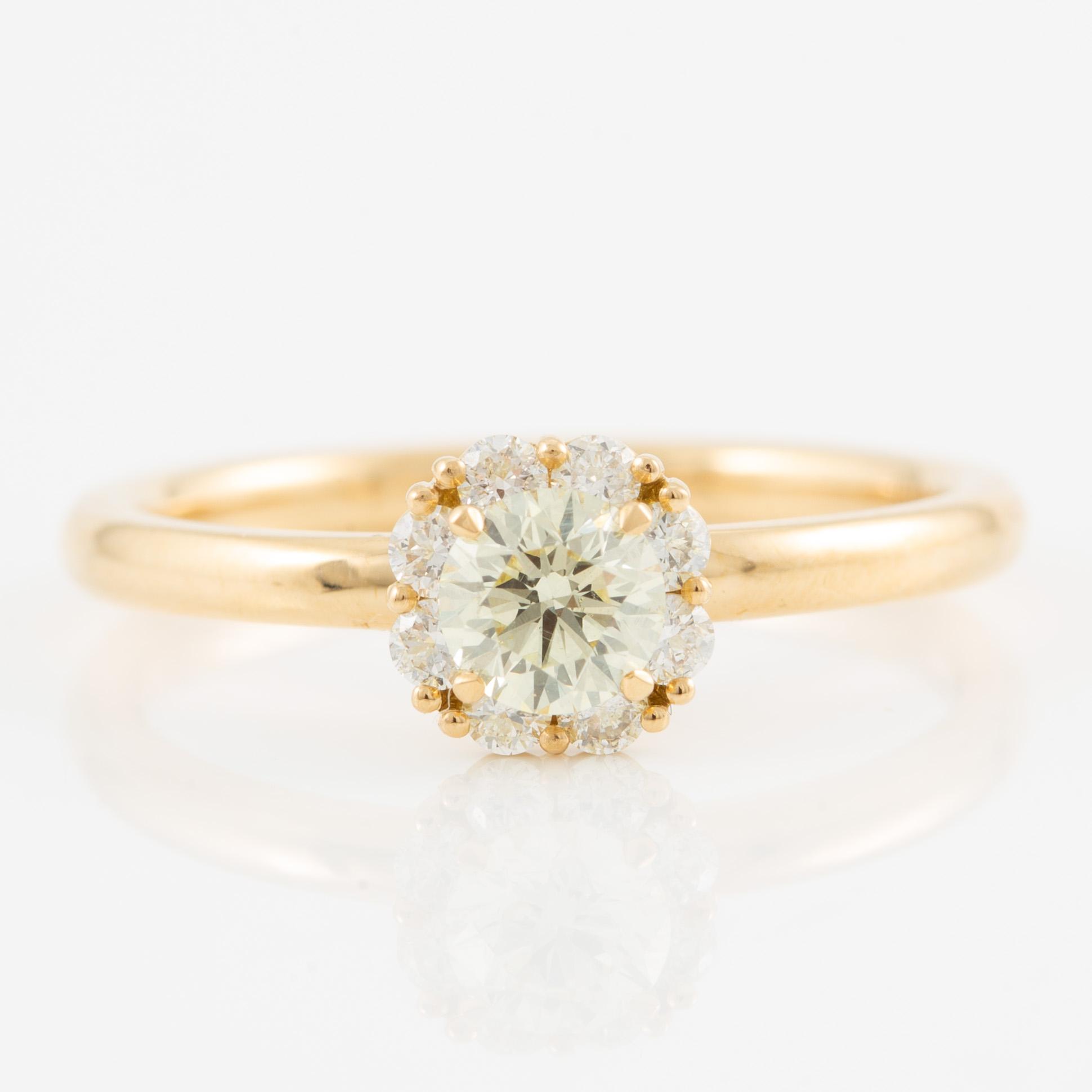 Ring with brilliant-cut diamonds.