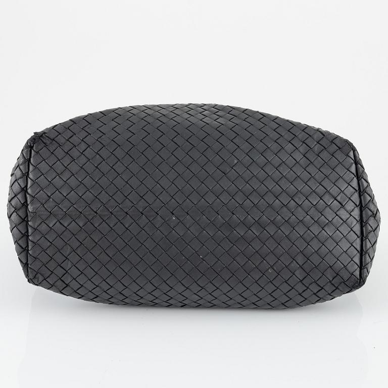 Bottega Veneta, a 'Medium Garda' bag.