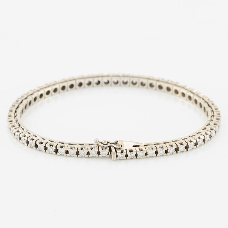 Tennis bracelet 18K white gold with round brilliant-cut diamonds.