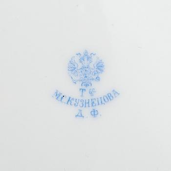 Terriini kannella ja aluslautasella, M.S. Kuznetsov, Dulevo-tehdas, Venäjä 1891 - 1917.