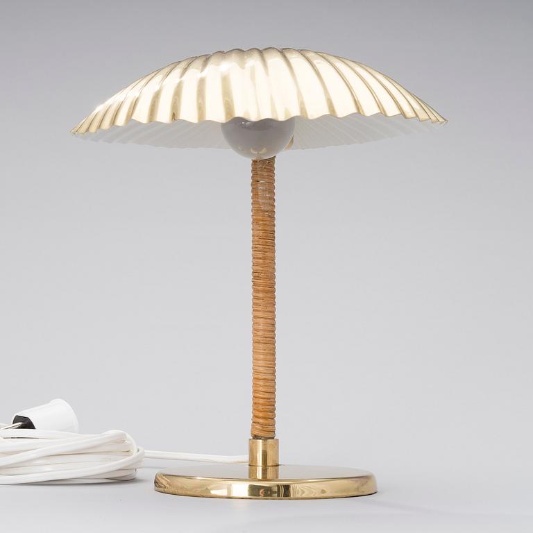 PAAVO TYNELL, BORDSLAMPA. Snäcka. Tillverkad av Taito Oy. Formgiven 1938/39.