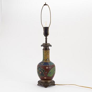 Vas, omgjord till bordslampa, cloisonné, Kina, tidigt 1900-tal.