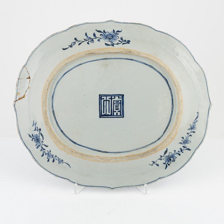 A blue and white Chinese porcelain charger, Qing Dynasty, Qianlong (1736-95).