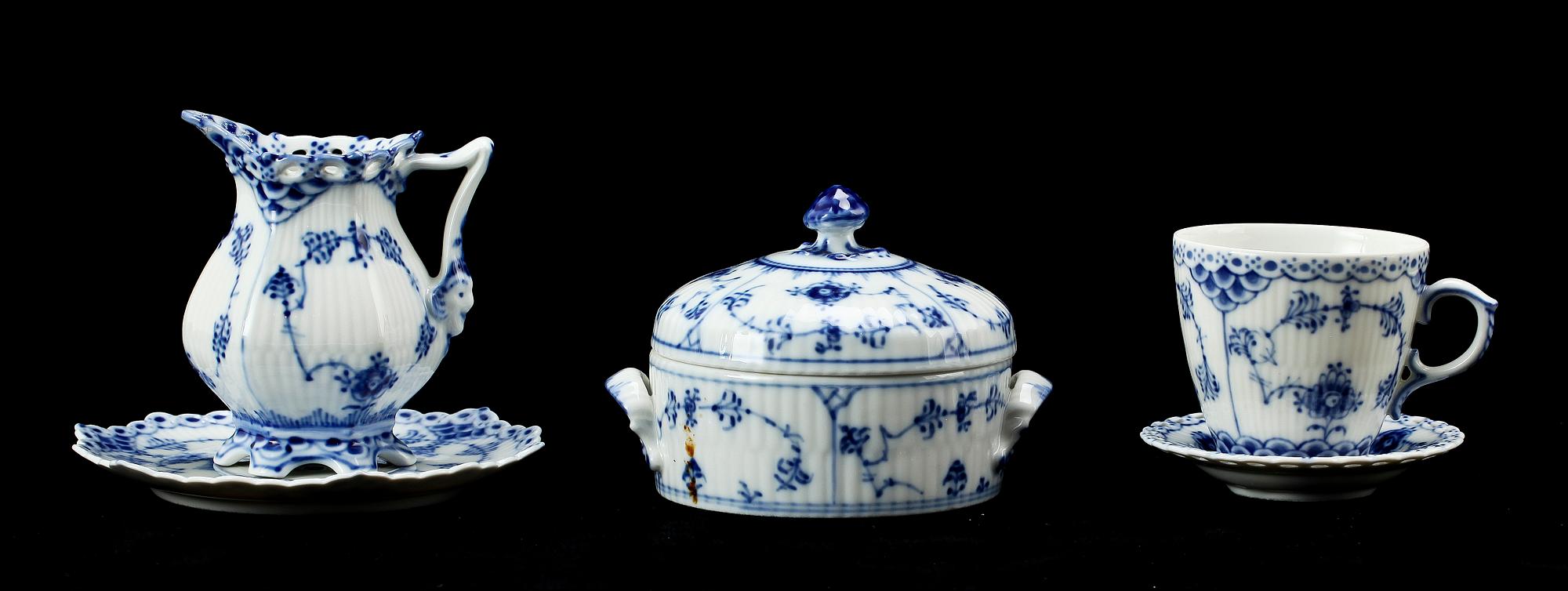 SERVISDELAR, 29 st, porslin, mestadels helblond, "Musselmalet", Kongl Dansk.