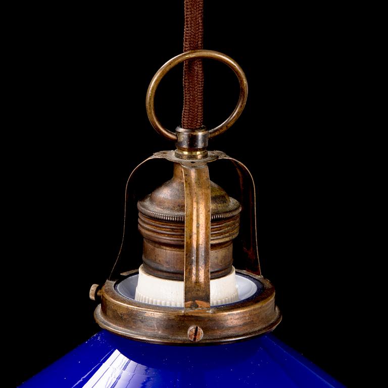SKOMAKARLAMPA, blått keramik och glas.