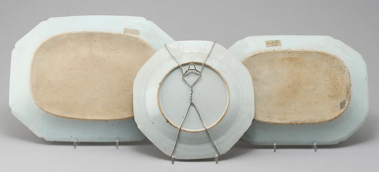 FAT, 2 st, samt TALLRIK, porslin, Kina, 1700-tal.