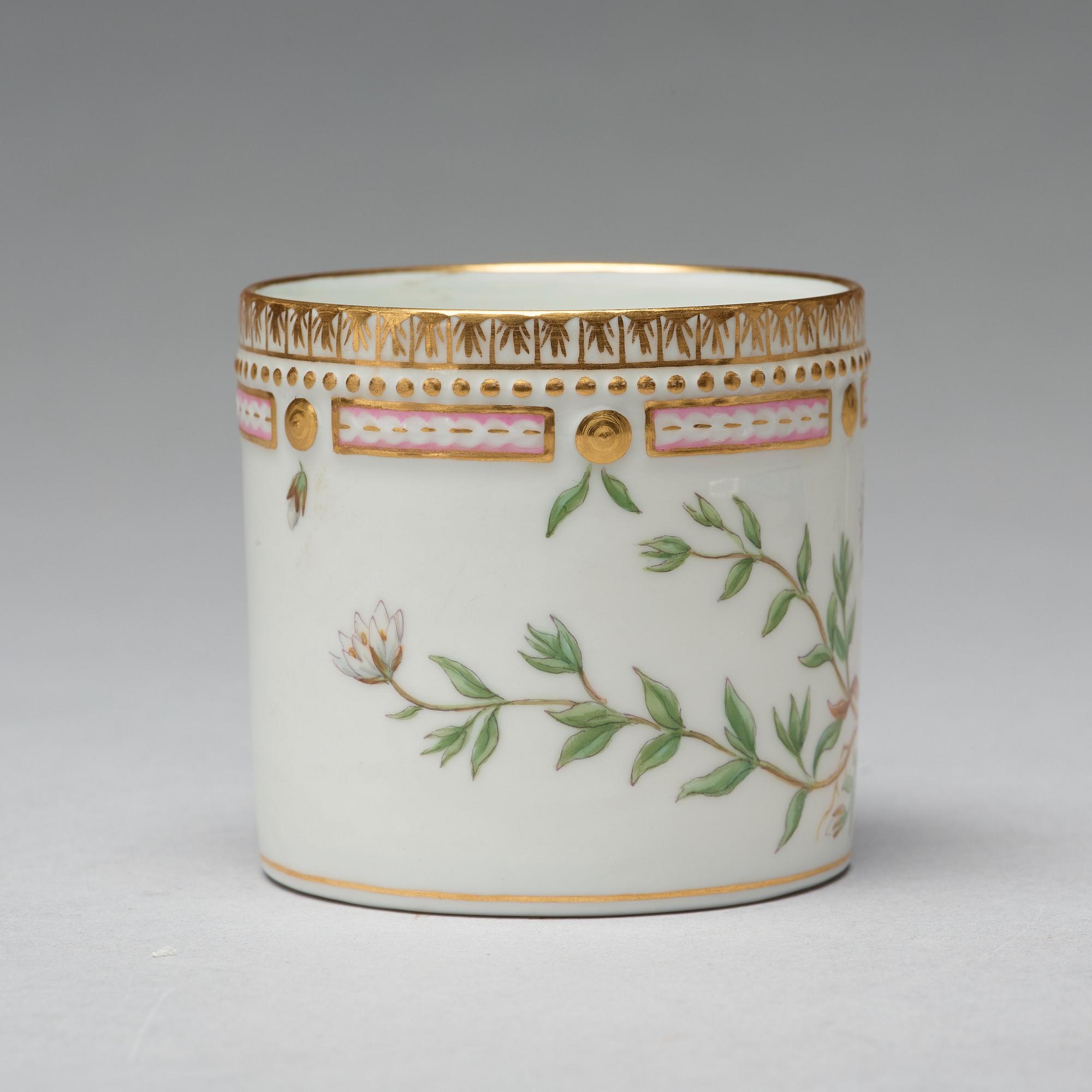 KAFFEKOPPAR med FAT, åtta stycken, porslin. "Flora Danica", Royal Copenhagen, Danmark.