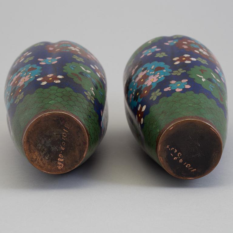VASER, ett par, cloisonné. Kina, 1900-tal.