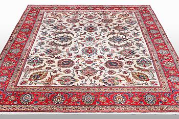 A carpet, Sarouk, ca 397 x 298 cm.