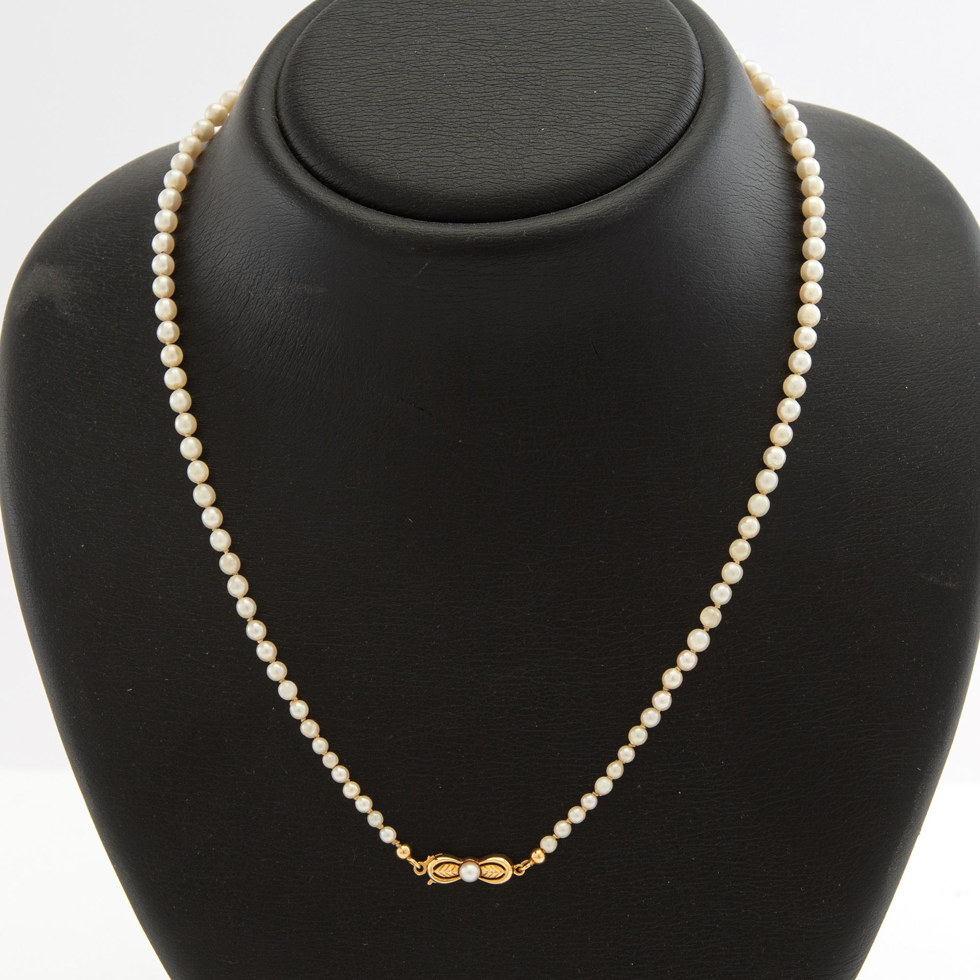 Pearl necklace, cultured pearls, clasp in 18k gold.