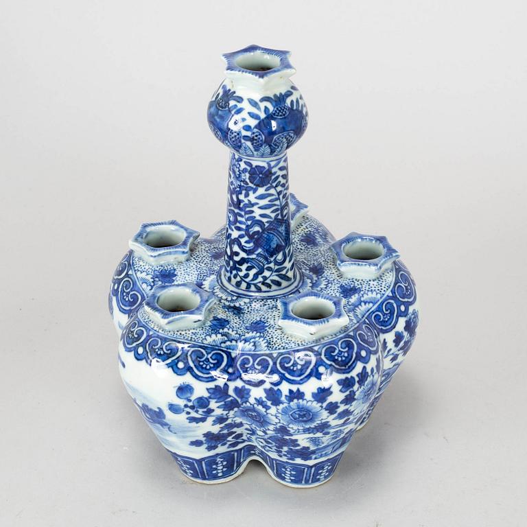 A blue and white tulip vase, Qing dynasty, late 19th century.