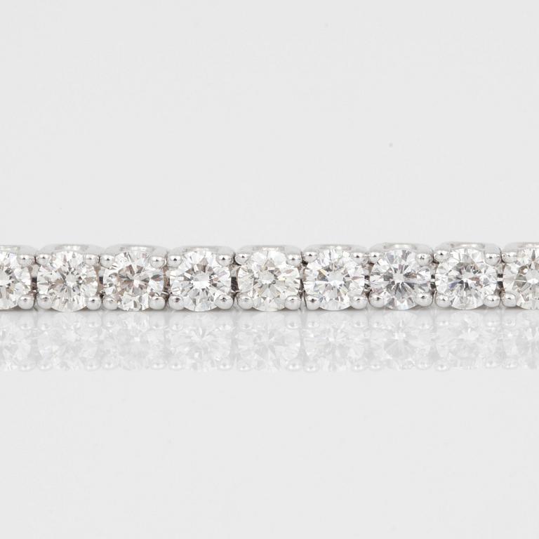 TENNISARMBAND, 18K vitguld med briljantslipade diamanter, tot ca 3,85 ct. Total vikt ca 10,80 g.