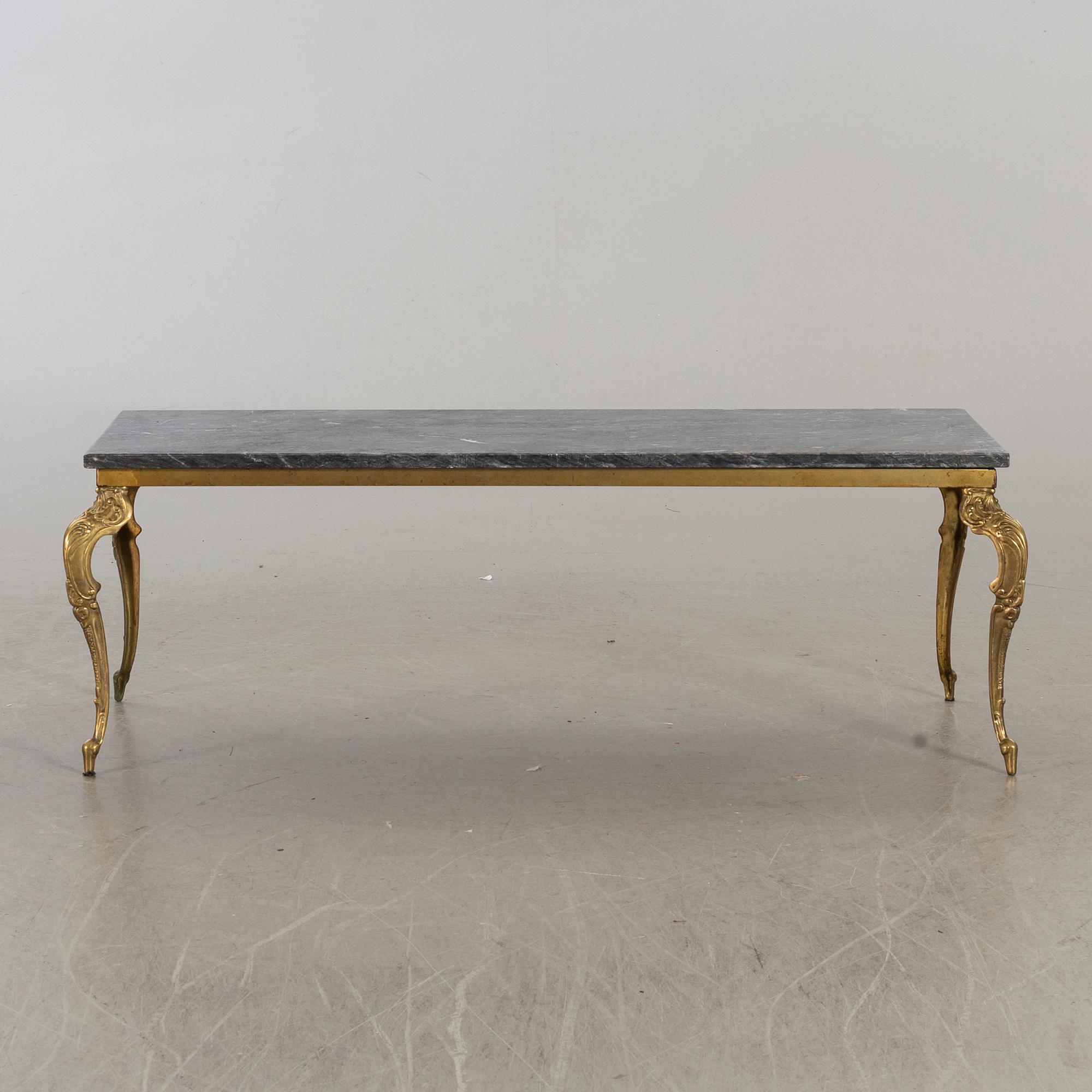A MARBLE TOP COFFEE TABLE.