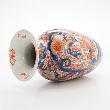 Kannor, ett par, Satsuma, samt urna, Imari, porslin, Japan, 1900-talets början,.