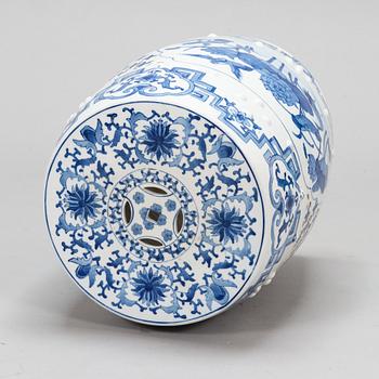 A modern manufacturing blue and white Chinese garden porcelain seat.