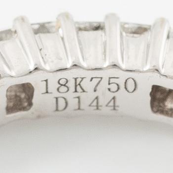 Ring, helallians, 18K vitguld med baguettslipade diamanter.