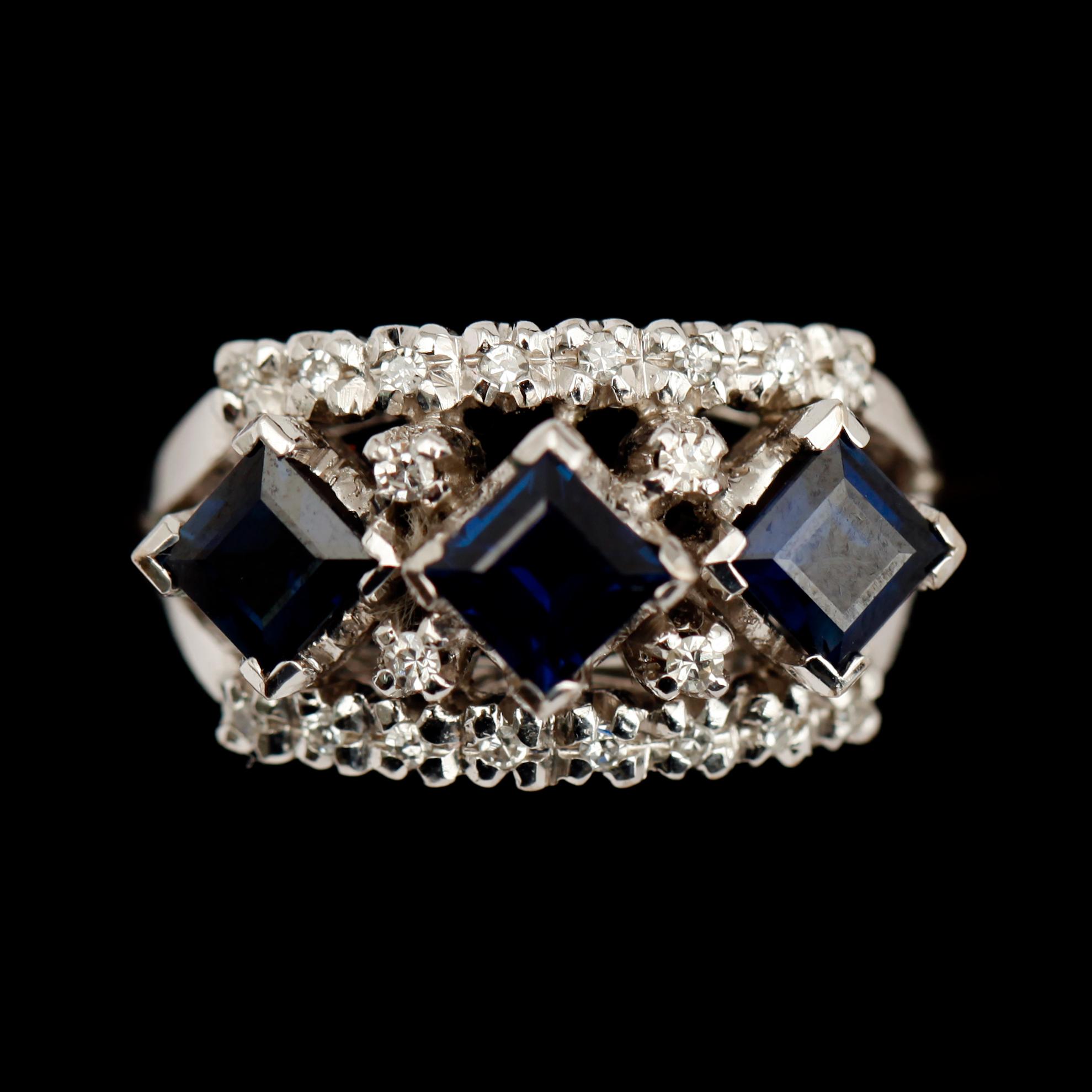 RING, 18 k vitguld, safirer och briljantslipade diamanter.