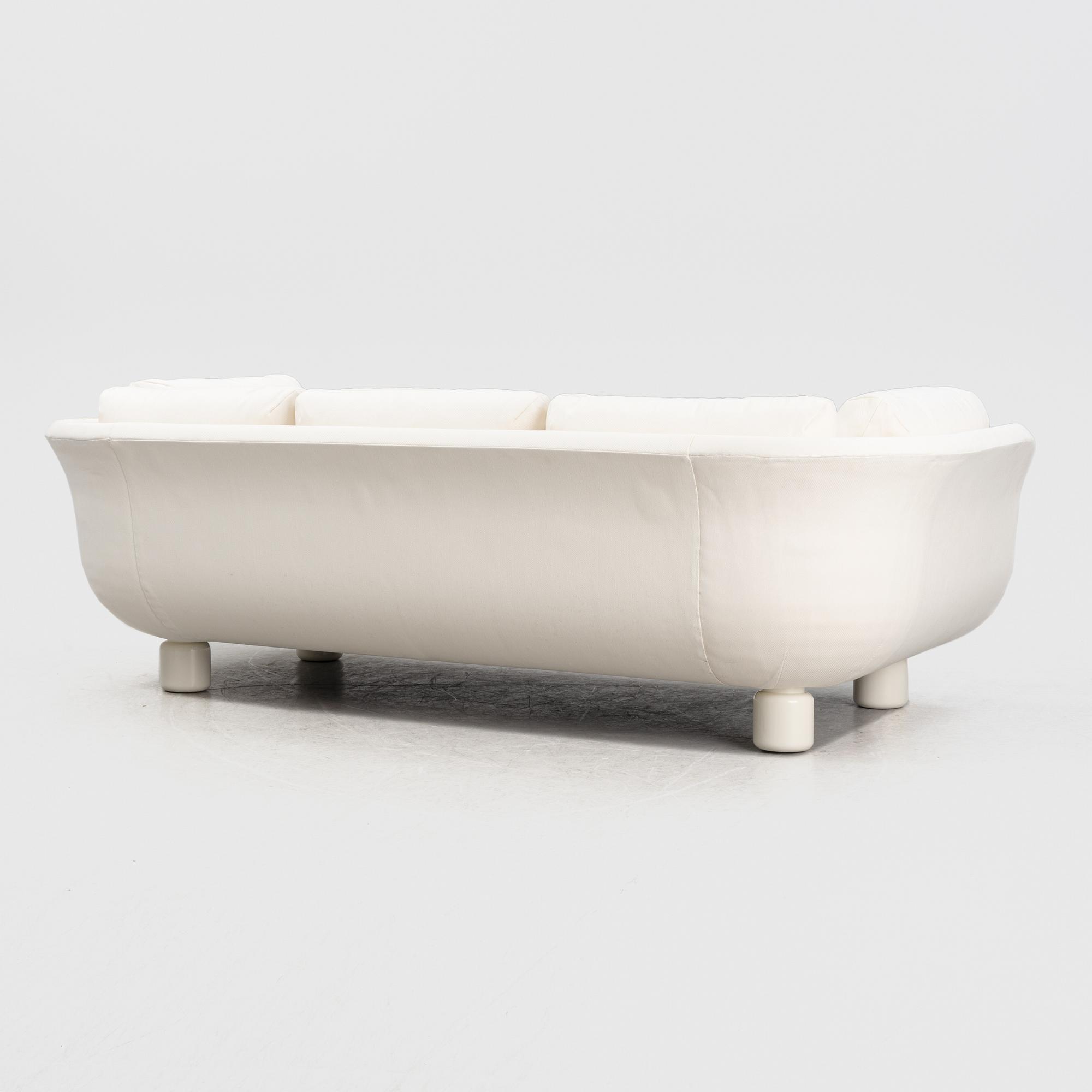 TAF Arkitekter, soffa, "Famna", Firma Svenskt Tenn, 2022.