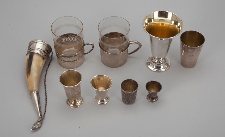 BÄGERE, DRYCKESHORN samt TEGLASHÅLLARE, silver, finska, svenska, ryska stämplar. 1900-talets början. Tot. vikt 566 g.