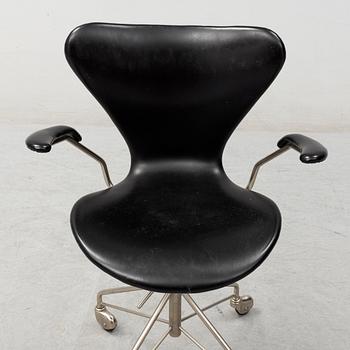 ARNE JACOBSEN, skrivstol, "Sjuan", Fritz Hansen, Danmark.