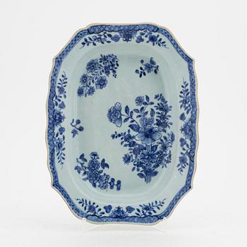 A Chinese porcelain blue and white charger, Qing Dynasty, Qianlong (1736-95).