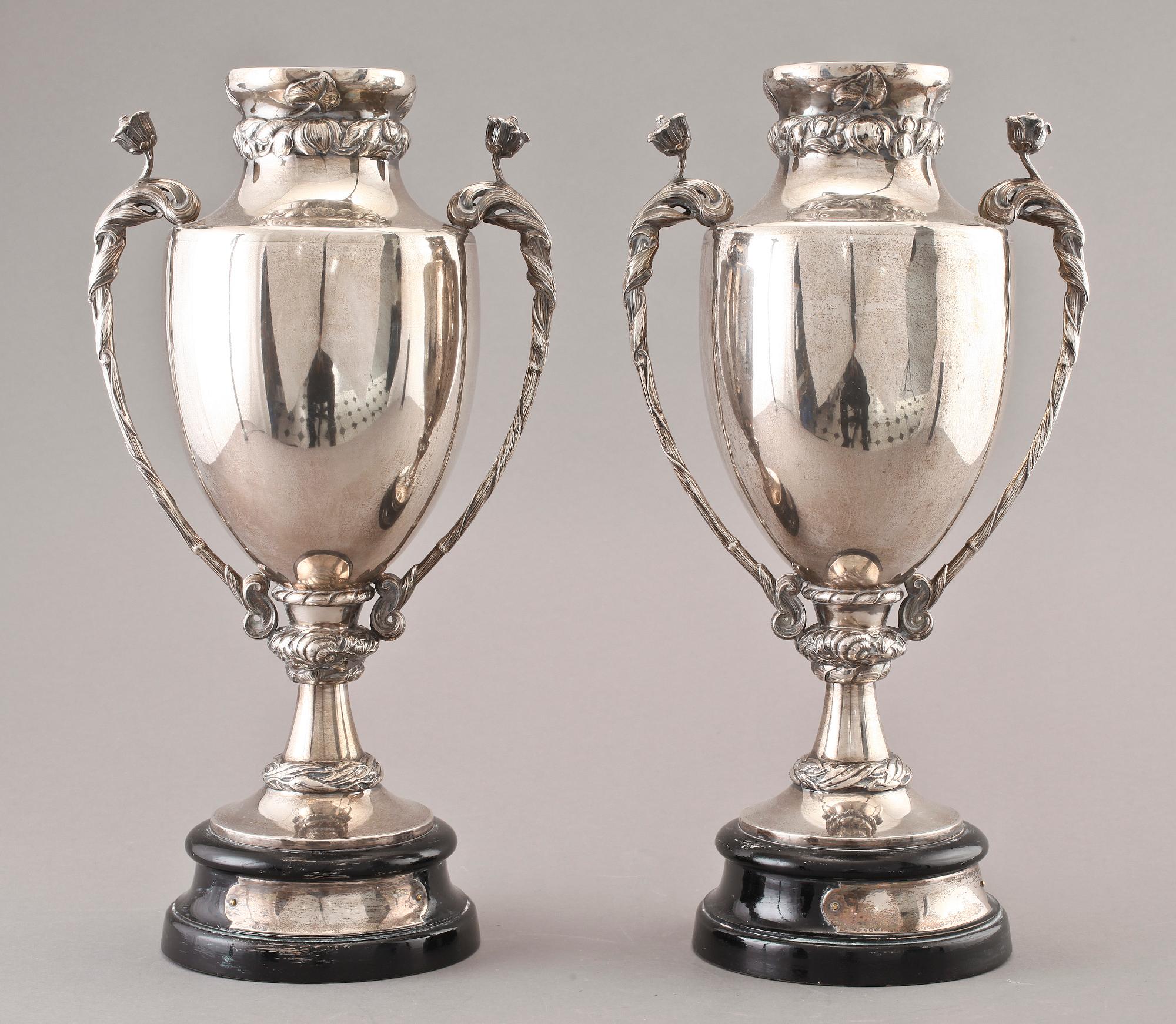 HÄNKELVASER, ett par, silver, C G Hallberg, Stockholm, 1907.