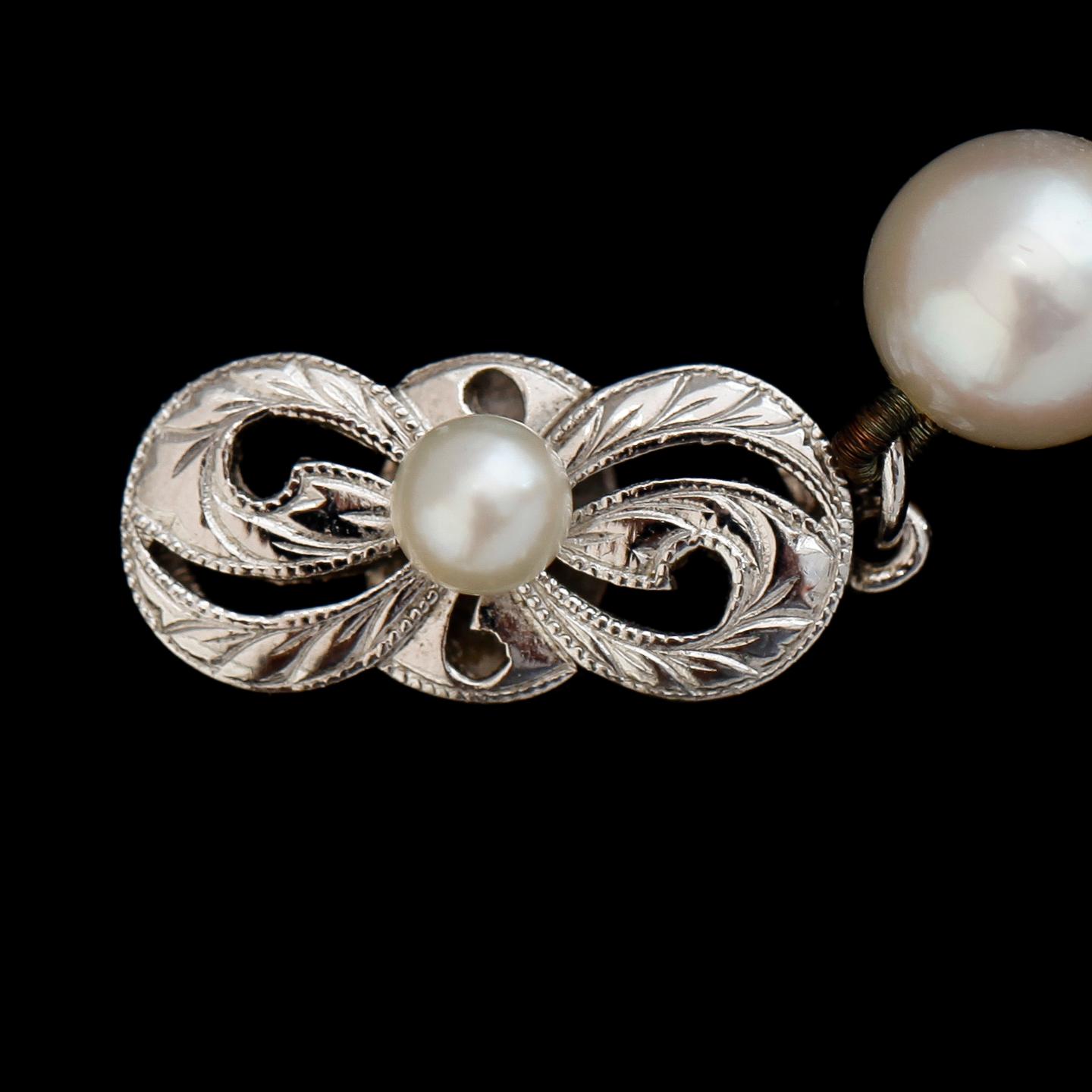COLLIER, odlade saltvattenspärlor, lås i silver.