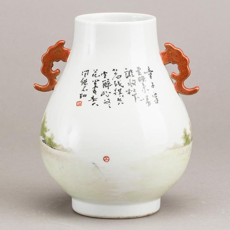 A CHINESE PORCELAIN VASE, SECOND HALF OF 20TH CENTURY.