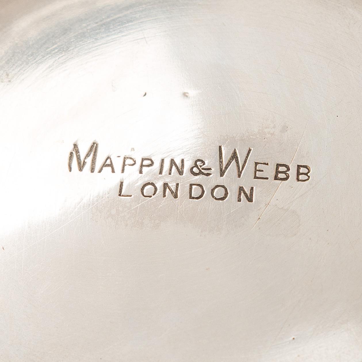 A pair of sterling silver bowls, M&W Sheffield, 1902.
