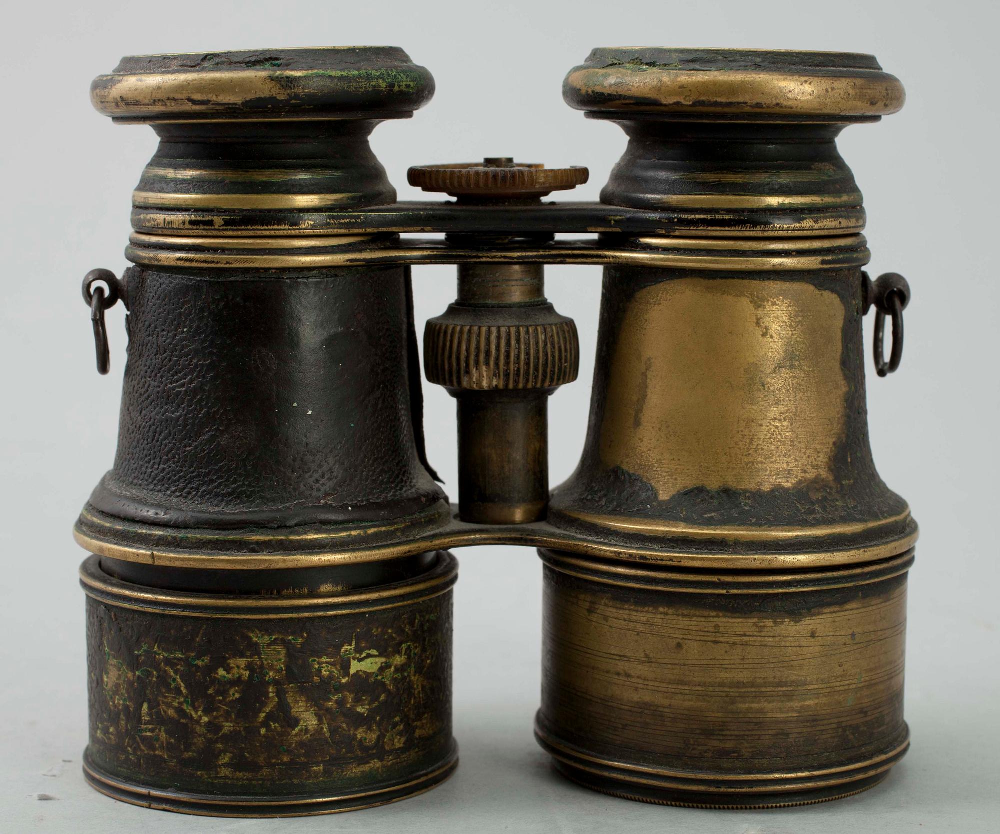 KIKARE 3 st, bl.a. en tubkikare, trä och mässing, London, ca 1900.