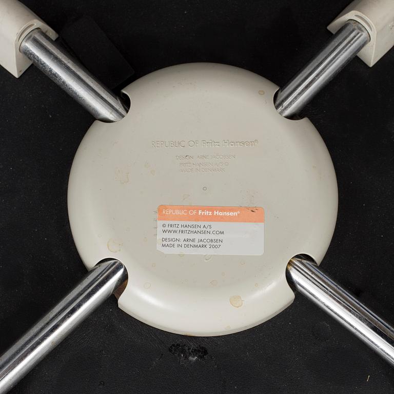 ARNE JACOBSEN, a pair of "Sjuan 3187" leather barstools, Fritz Hansen.