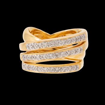 An 18K gold ring set with round brilliant-cut diamonds.