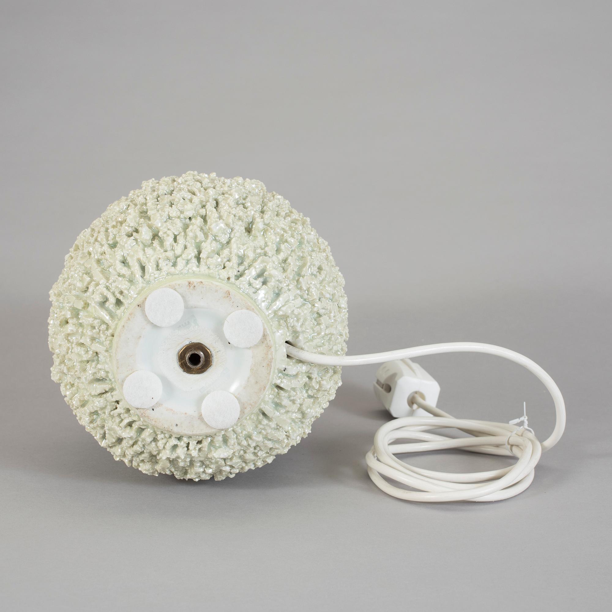 BORDSLAMPA, chamotterat stengods, "Igelkottvasen", Gunnar Nylund, Rörstrand. Formgiven 1936.