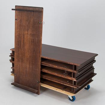 A dining table, Hepplewhite style, later half of the 20th century.