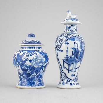 A pair of chinese blue and white vases, late Qing dynasty, late 19th century and 20th century.
