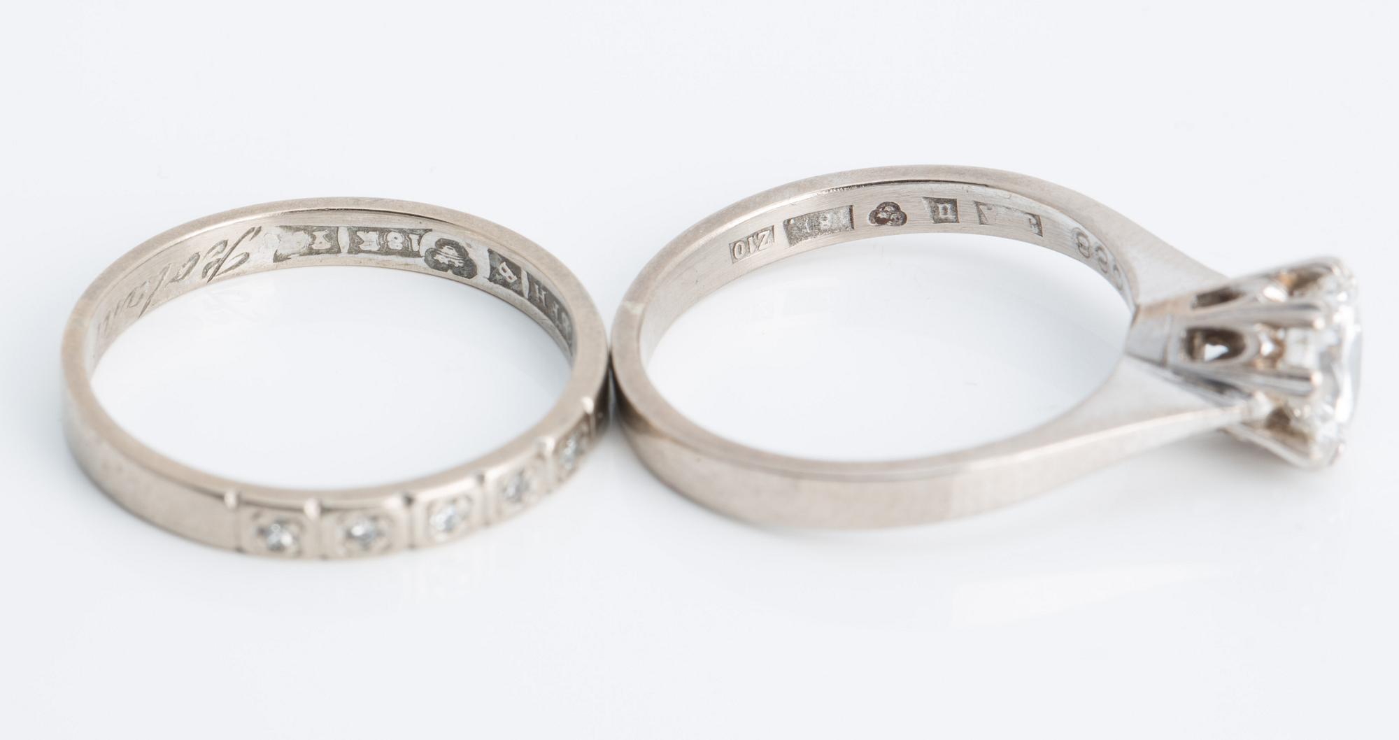 RINGAR, 18K guld med briljantslipad diamant ca 0.88 ct samt ring med mindre åttkantslipade diamanter.