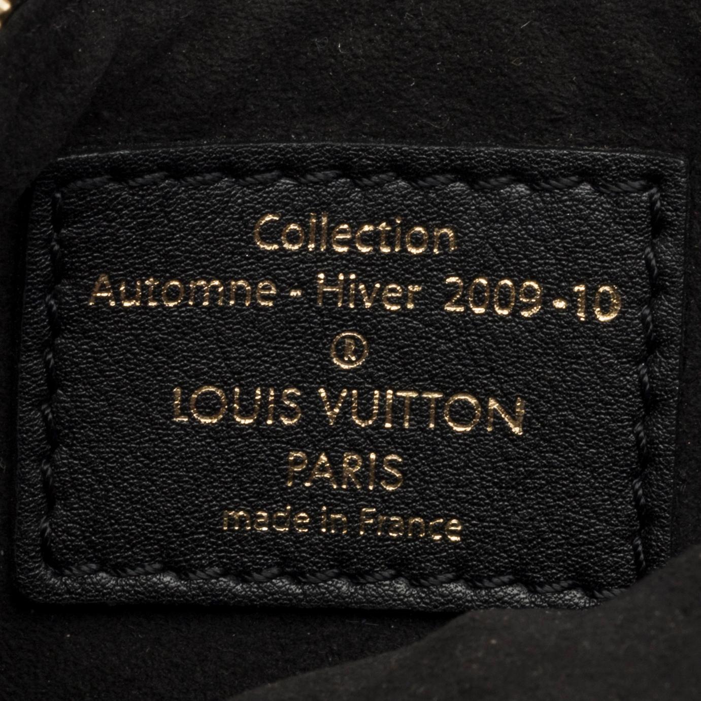 LOUIS VUITTON mini pochette.