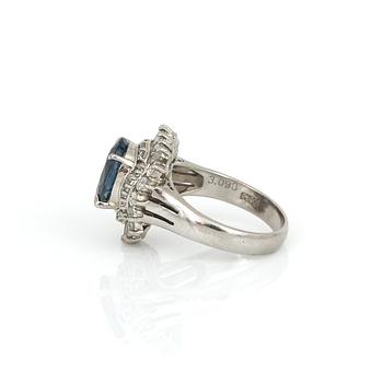 RING, platina med ovalslipad safir, ca 2,71 ct och diamanter, tot ca 1,04 ct. Total vikt ca  9,72 g.