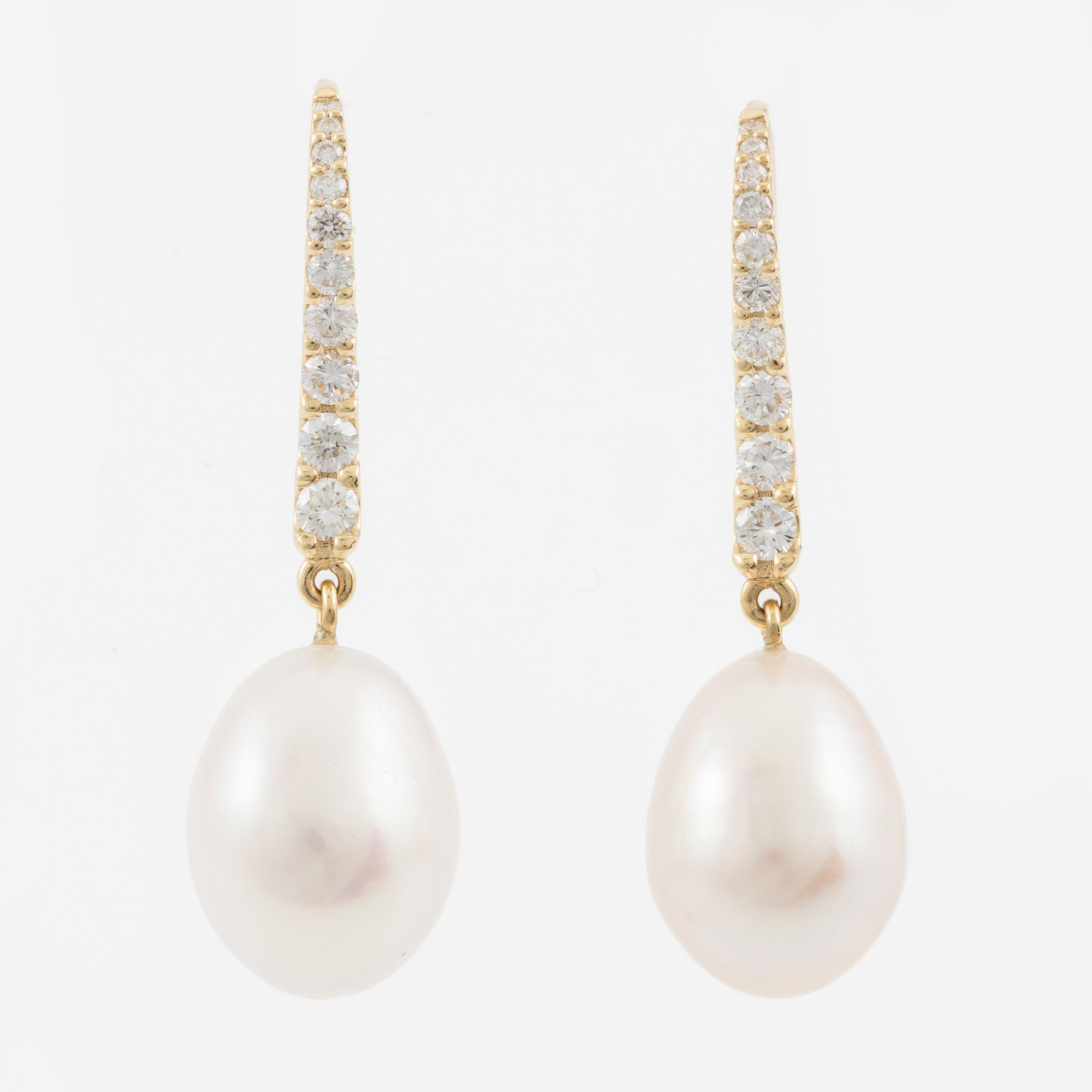 Örhängen 18K guld med pärlor och briljantslipade diamanter.