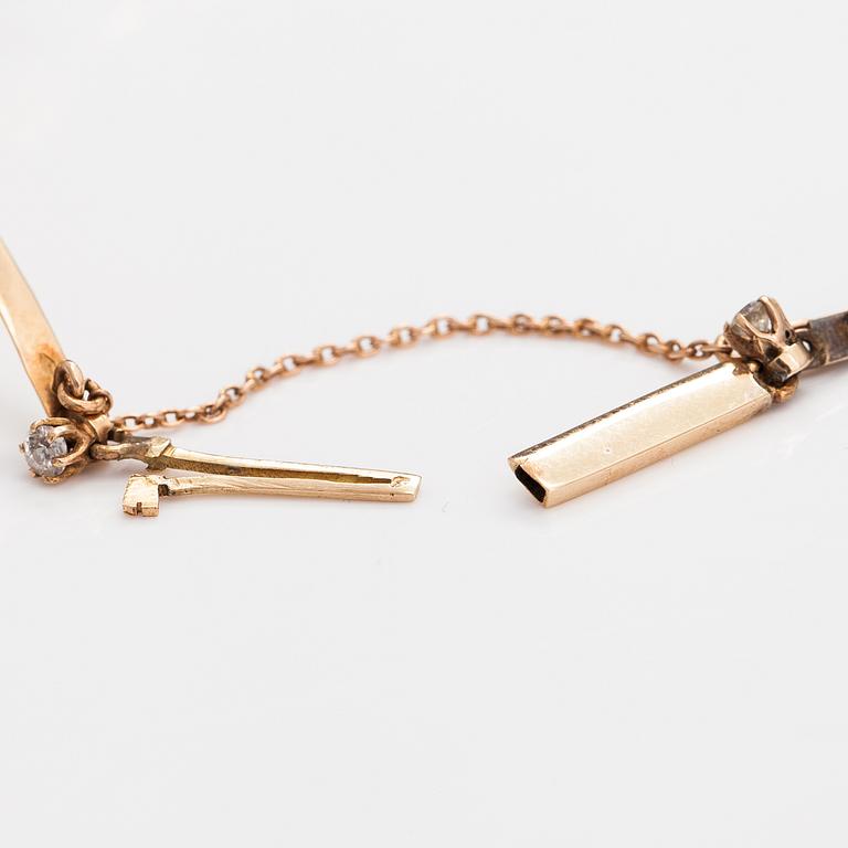 An 14K gold collier with old-cut diamonds ca. 1.90 ct in tot and pearls. Austria-Hungary, turn of the 20th century.