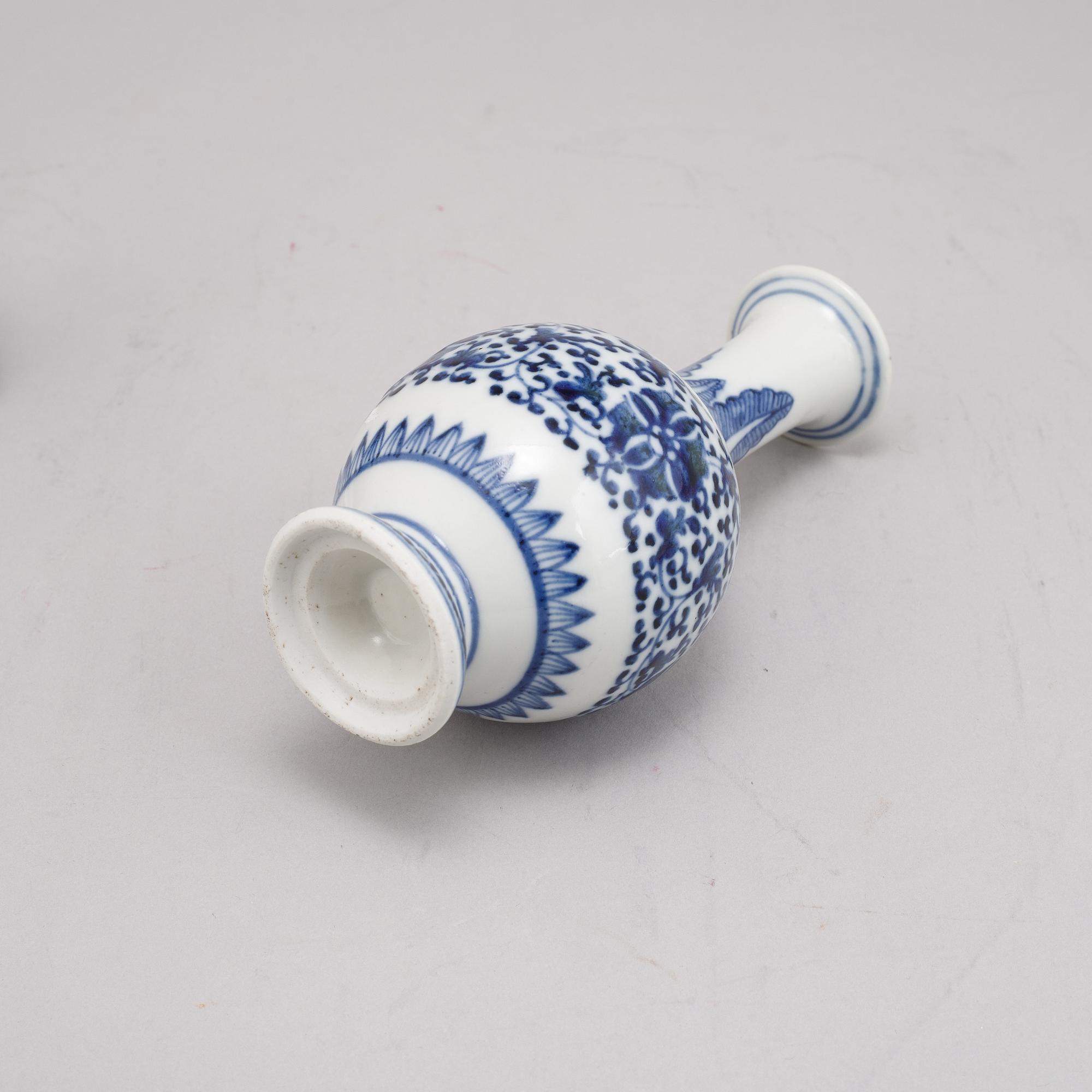 Miniatyrvaser, två stycken, vas samt miniatyrkanna, porslin, Kina, Kangxi, (1662-1722), sen Qingdynasti, samt 1900-tal.