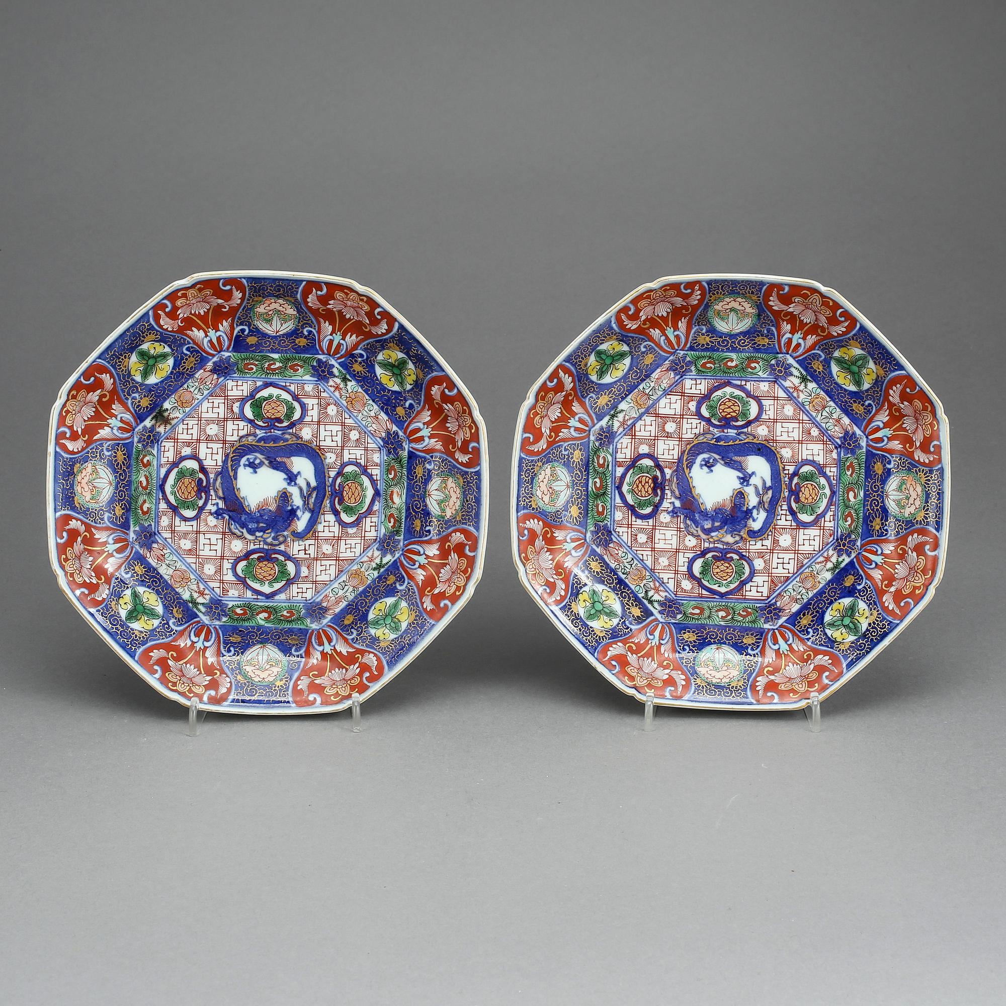 TALLRIKAR, ett par, porslin, Japan, 1900-tal.