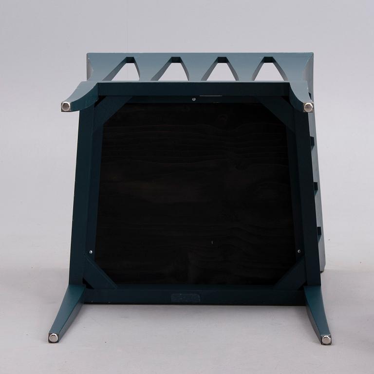 ELIEL SAARINEN, KARMSTOLAR, ett par, "Blue Chair", Adelta, Finland 1983.