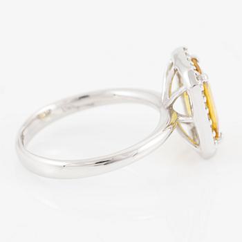 Ring 18K guld med en fasettslipad safir och runda briljantslipade diamanter.