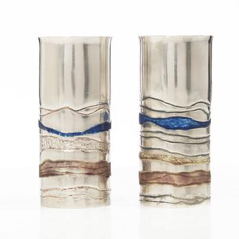 Lars Arby, bägare/vaser, ett par, sterlingsilver och emalj, Göteborg, 1982.