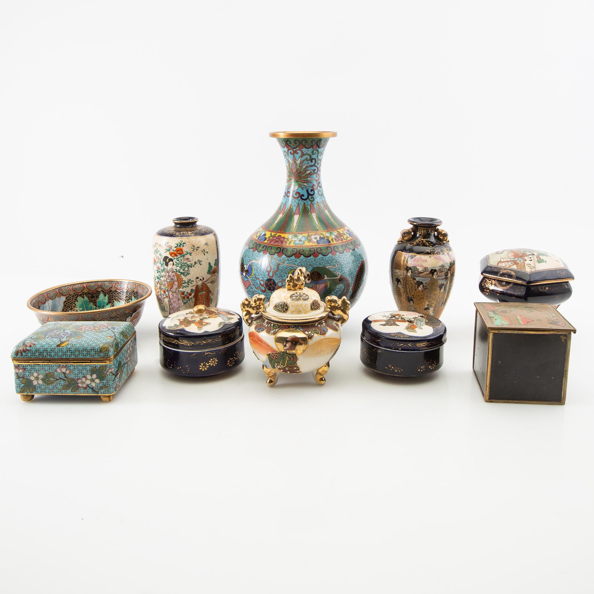 A collection of vases, bowls, and boxes 10 dlr Japan 20th century.