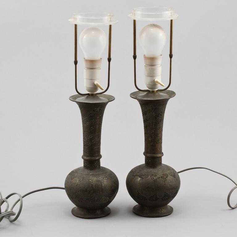 BORDSLAMPOR, ett par, orientaliska, 1900-tal.