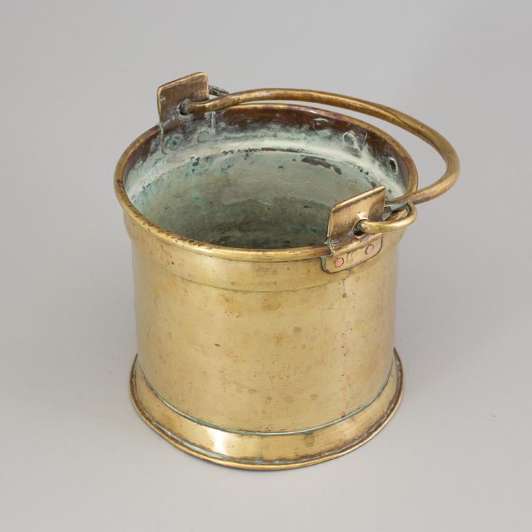 AN 18TH CENTURY BRASS BUCKET.
